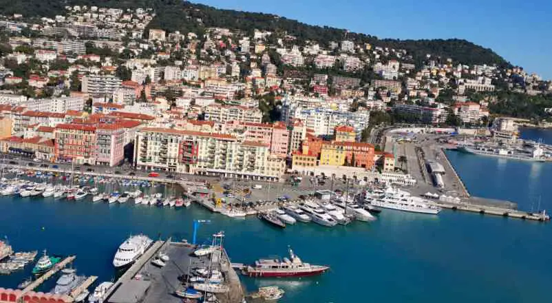 Naviguez vers Cannes la glamour