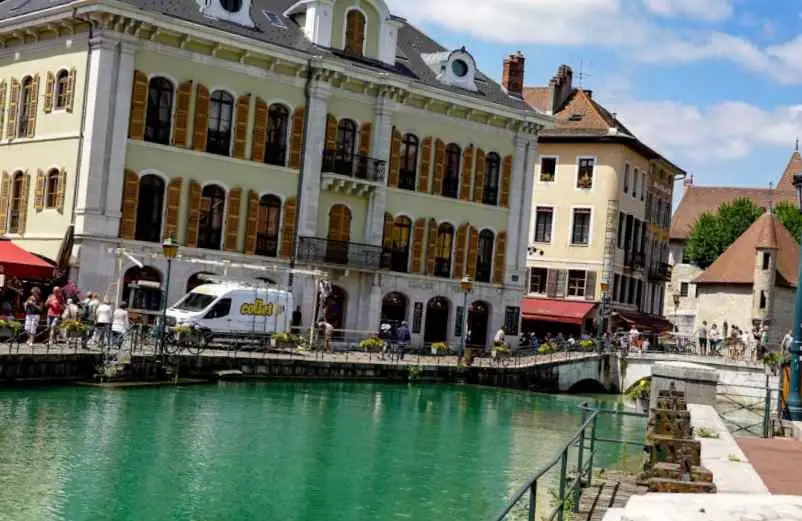 Flâner dans les ruelles d’Annecy CAF de Nice Flâner dans les ruelles d’Annecy CAF de Nice