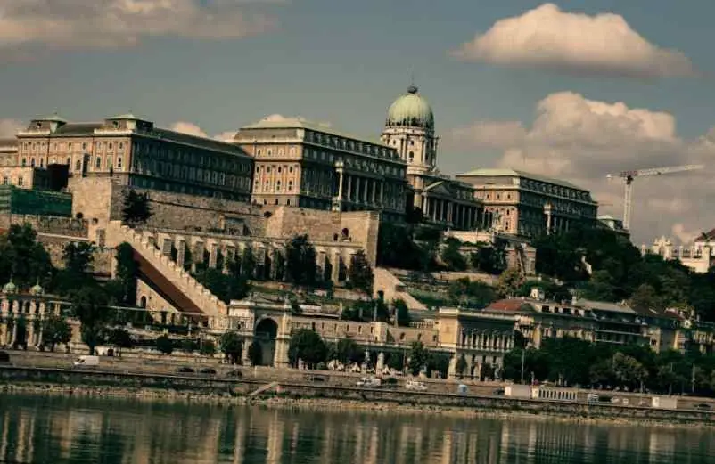 Le château de Buda et ses alentours CAF de Nice Le château de Buda et ses alentours CAF de Nice