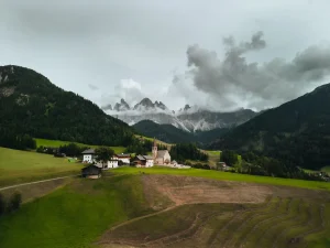 Hôtel de montagne dans un village alpin des Dolomites avec architecture typique du Tyrol du Sud