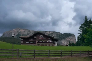 Chambre d'hôtel minimaliste avec vue sur les pics des Dolomites enneigées