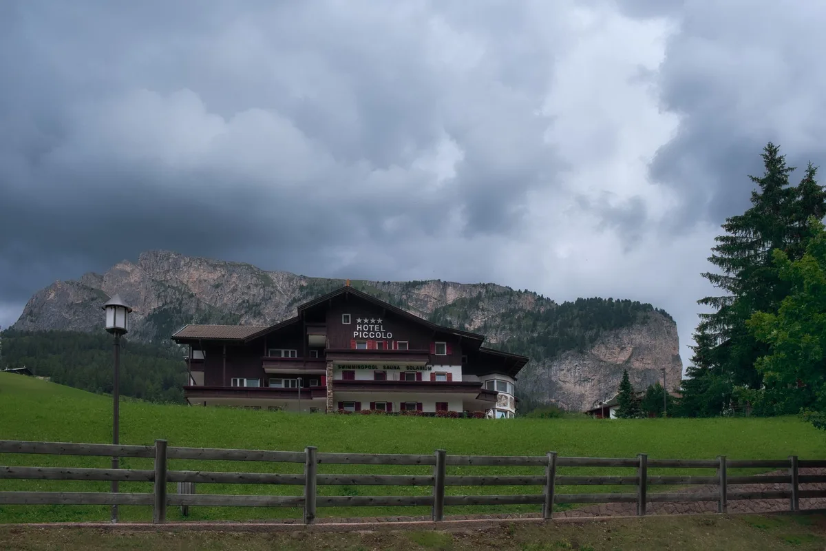 Chambre d'hôtel minimaliste avec vue sur les pics des Dolomites enneigées