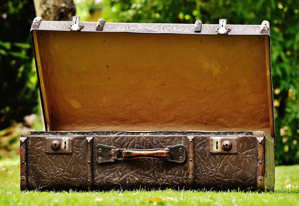 Cubes de rangement colorés remplissant une valise avec vêtements compressés