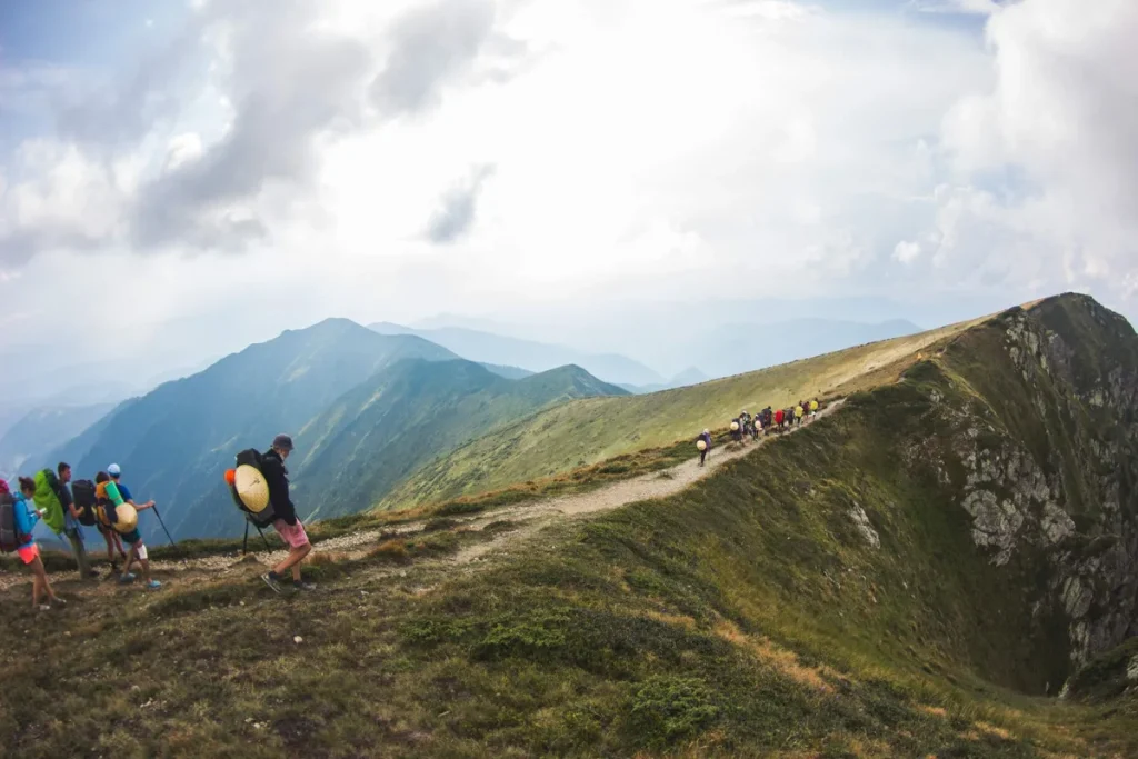 Randonneur en trail sur un sentier rocheux en montagne