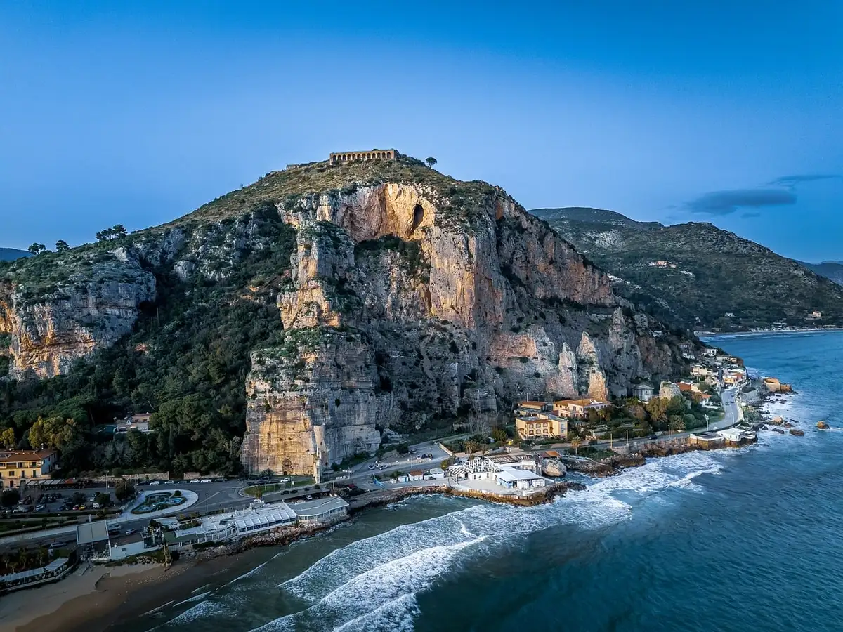 Côte rocheuse sauvage avec criques isolées et crêtes rocheuses en bordure de mer