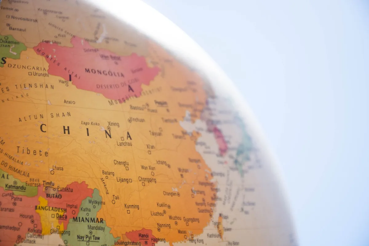 Représentation cartographique symbolisant les enjeux politiques et territoriaux entre Taïwan et la Chine