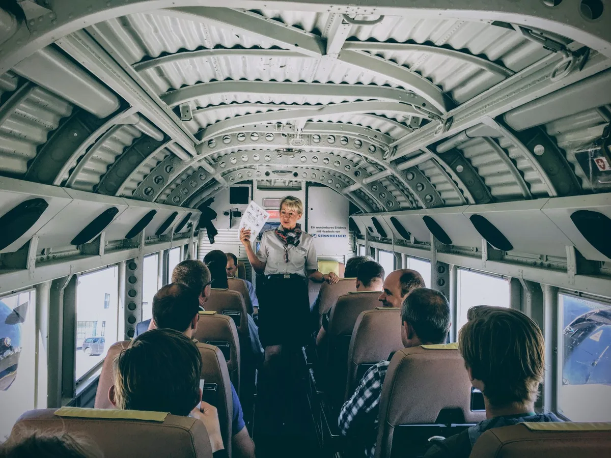 Formation d'équipage aérien abordant les protocoles de communication et sensibilité culturelle