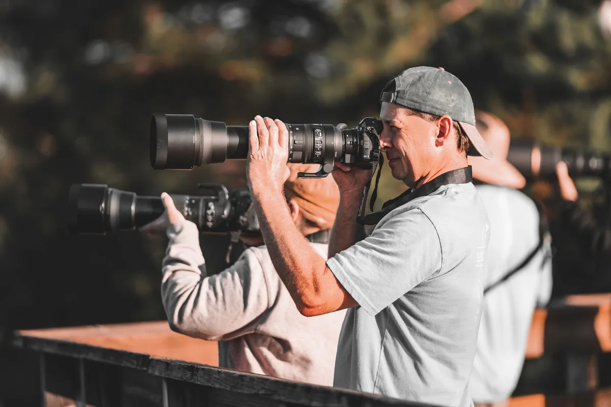 Appareil photo professionnel avec téléobjectif et accessoires photographiques