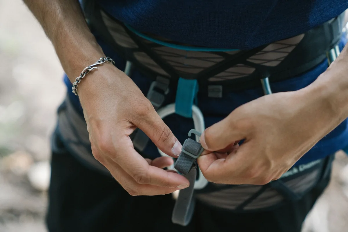 Réglage de la ceinture lombaire d'un sac à dos pour bien répartir le poids