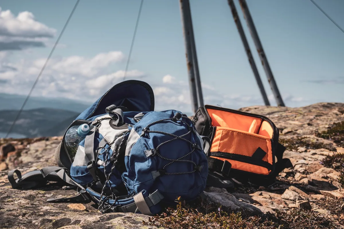 Contenu d'un sac à dos de randonnée organisé avec tente, matelas et équipement