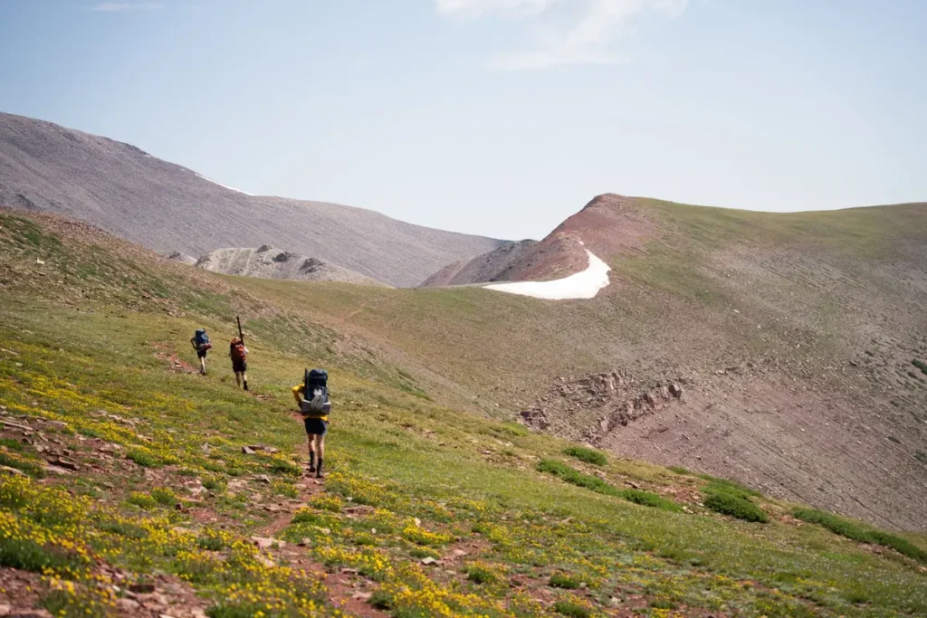 Randonneur portant un sac à dos bien ajusté sur un sentier de montagne