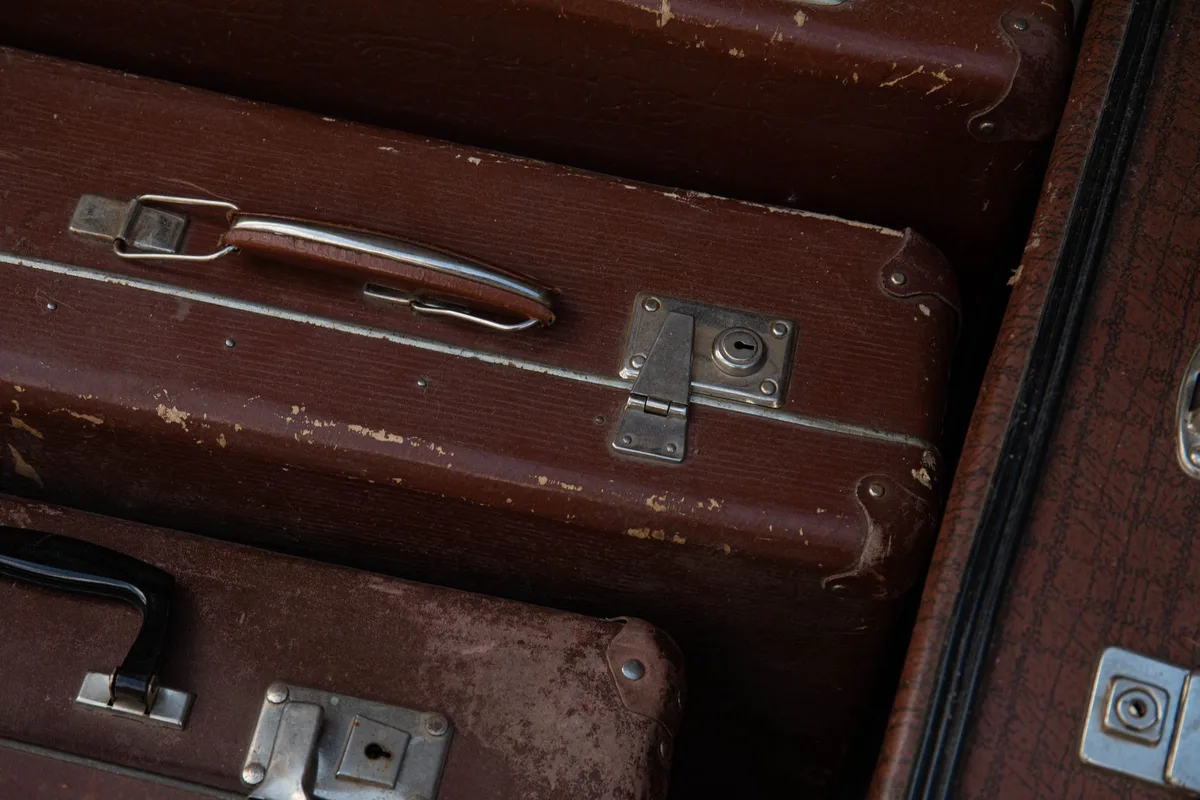 Détail des roulettes et de la poignée télescopique d'une valise robuste
