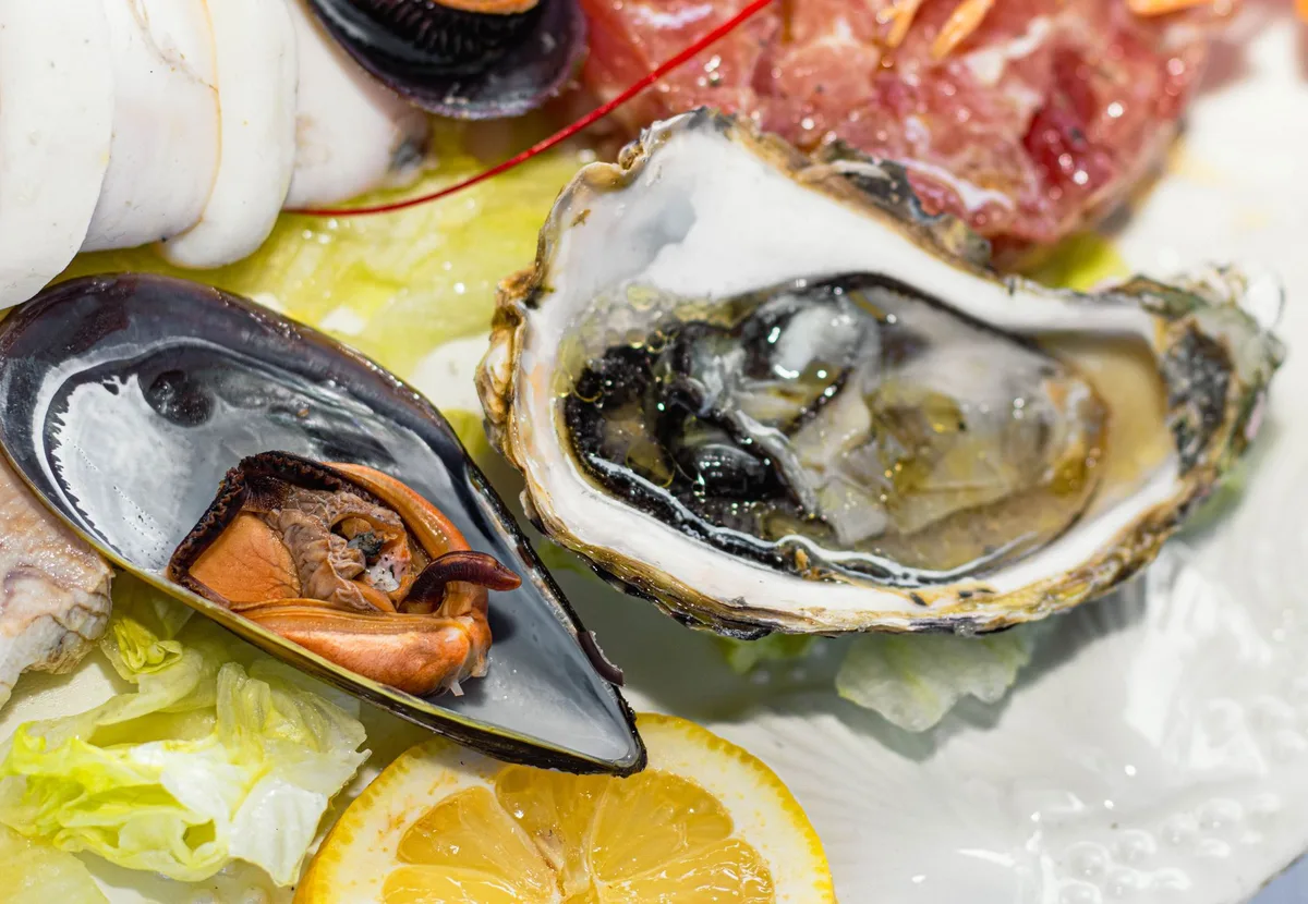 Assiette généreuse de fruits de mer variés et poisson grillé servis dans un restaurant