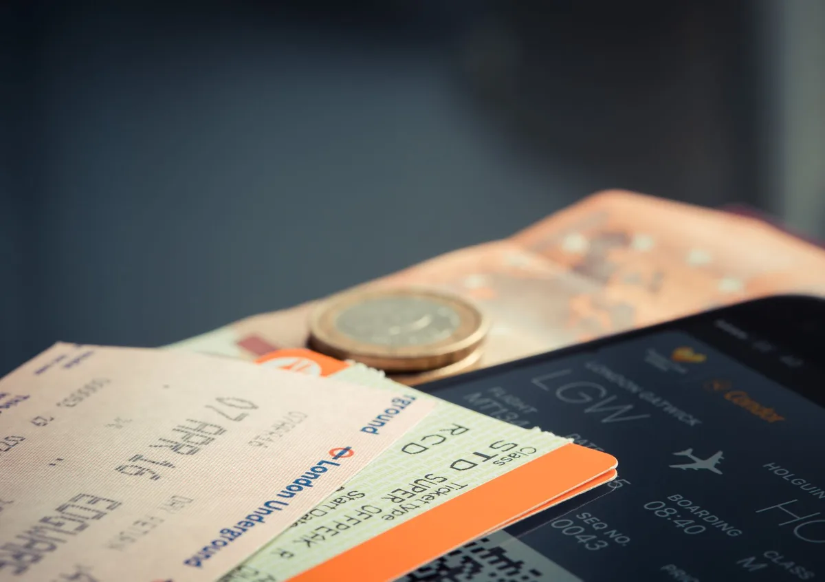 Billets d'avion première classe et documents de réservation sur un bureau