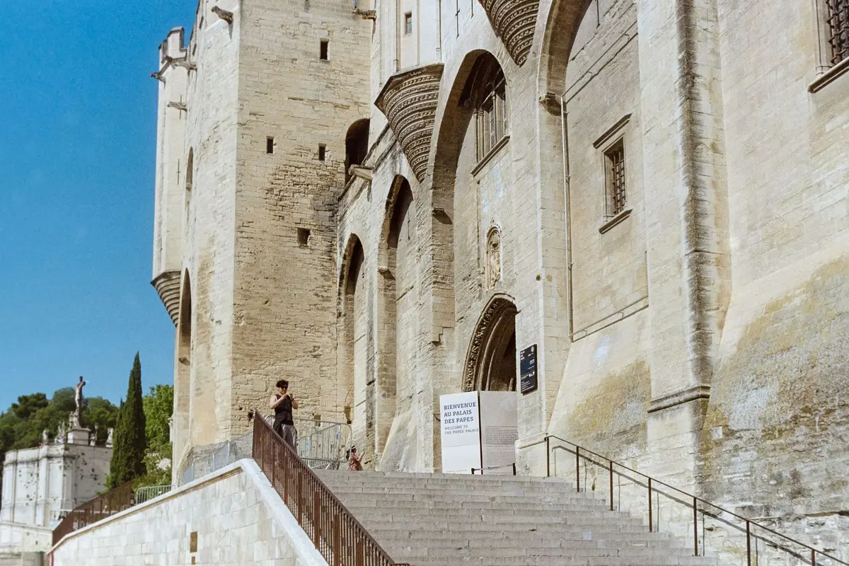 Intérieur monumental du Palais des Papes avec fresques et architecture imposante