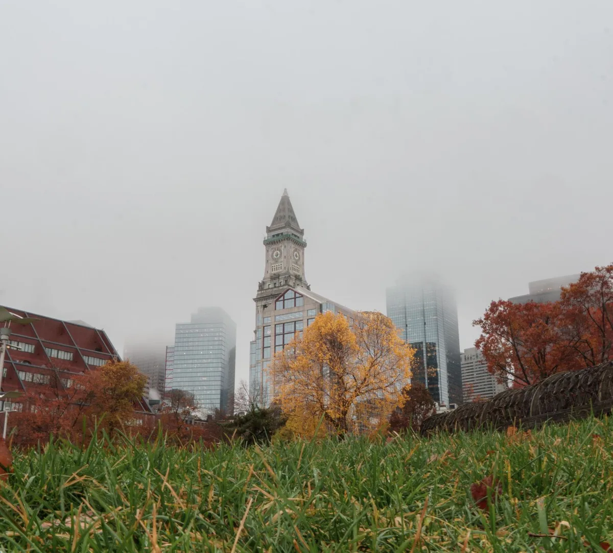 Rues historiques de Boston bordées d'arbres aux couleurs d'automne, avec façades en brique et quelques passants au loin