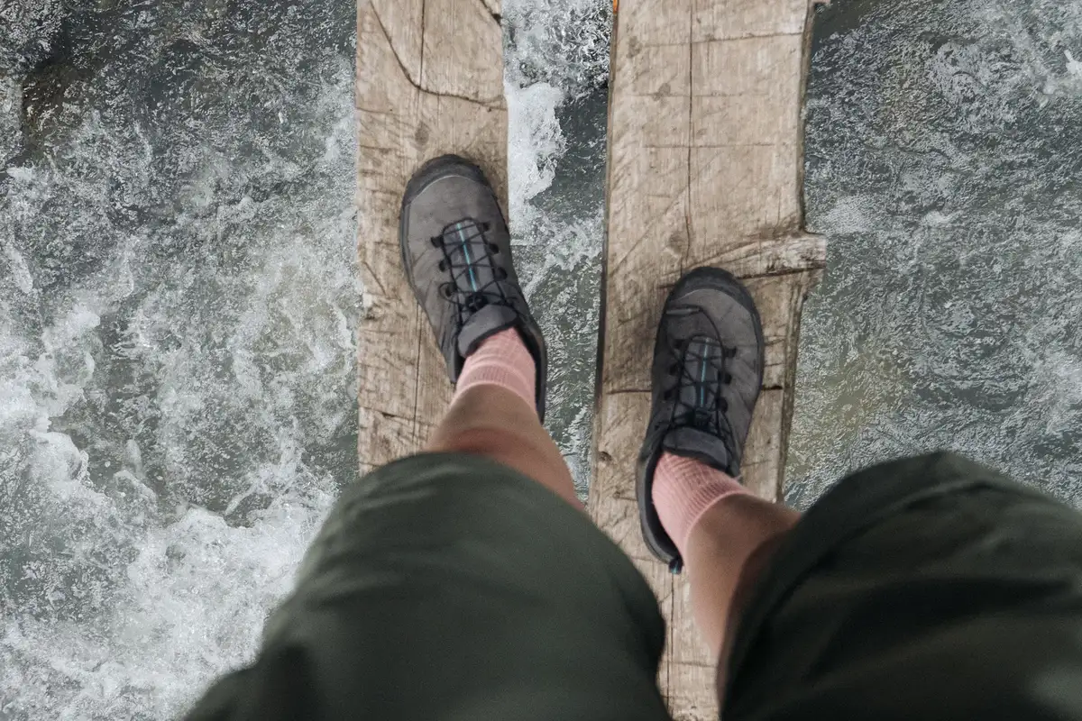 Paires de chaussettes techniques et pansements anti-ampoules pour la randonnée