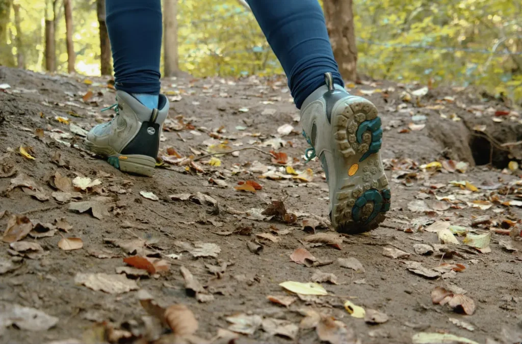 Chaussure de randonnée testée sur un terrain rocheux en descente