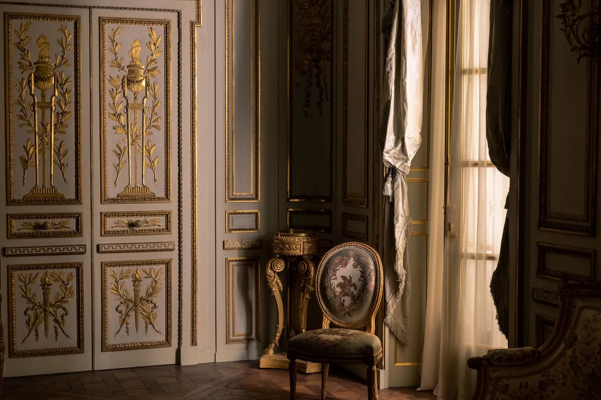 Chambre d'hôtel de luxe avec décor historique et vue sur les jardins