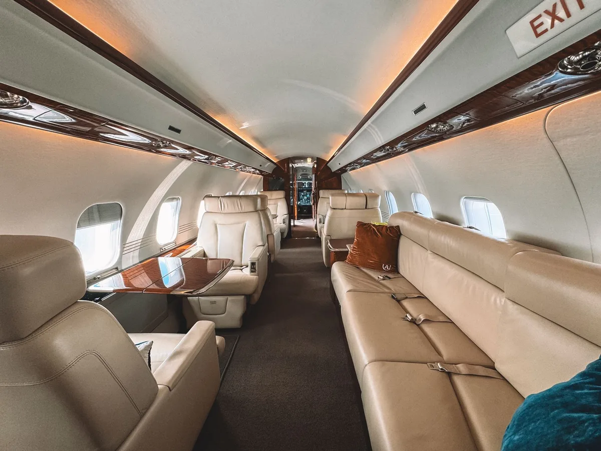 Cabine première classe avec siège convertible en lit et service premium