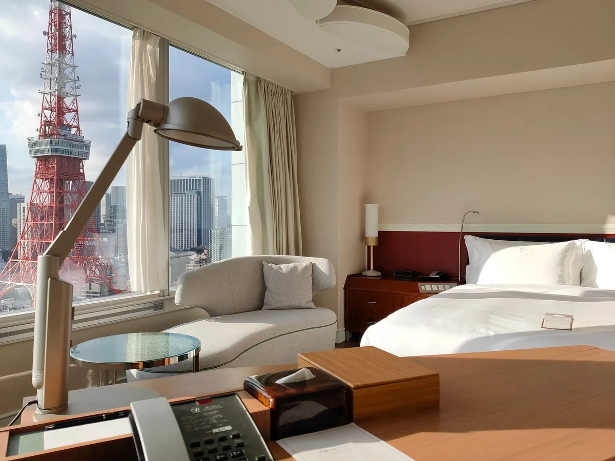 Chambre d'hôtel moderne à Tokyo avec vue sur la ville illuminée