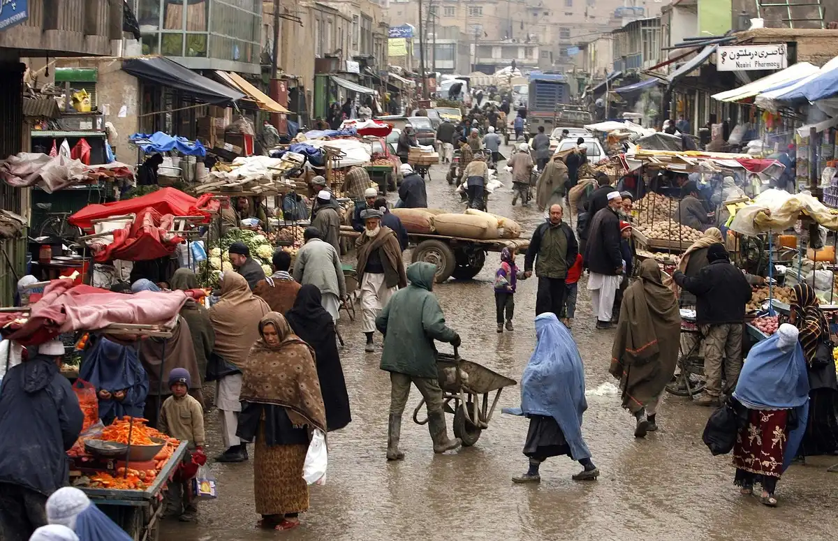 Une foule dense dans un marché touristique avec des pickpockets opérant discrètement