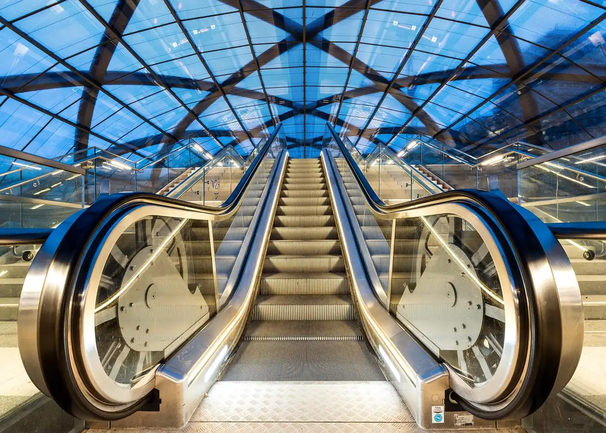 Sac à dos ouvert sur une plateforme de métro bondée avec des voyageurs flous en arrière-plan
