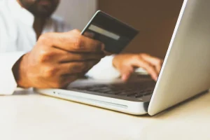 Mains tenant une carte de crédit avec des symboles de récompenses numériques brillants