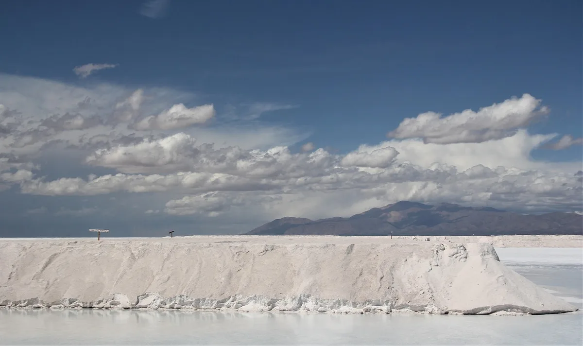 Salar de Uyuni transformé en miroir pendant la saison des pluies