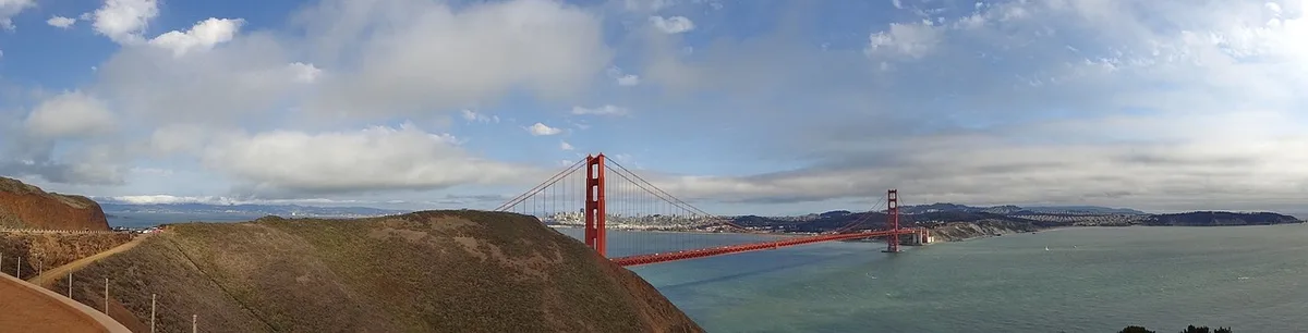 Spectateurs regardant un spectacle aérien au-dessus de l'eau à San Francisco