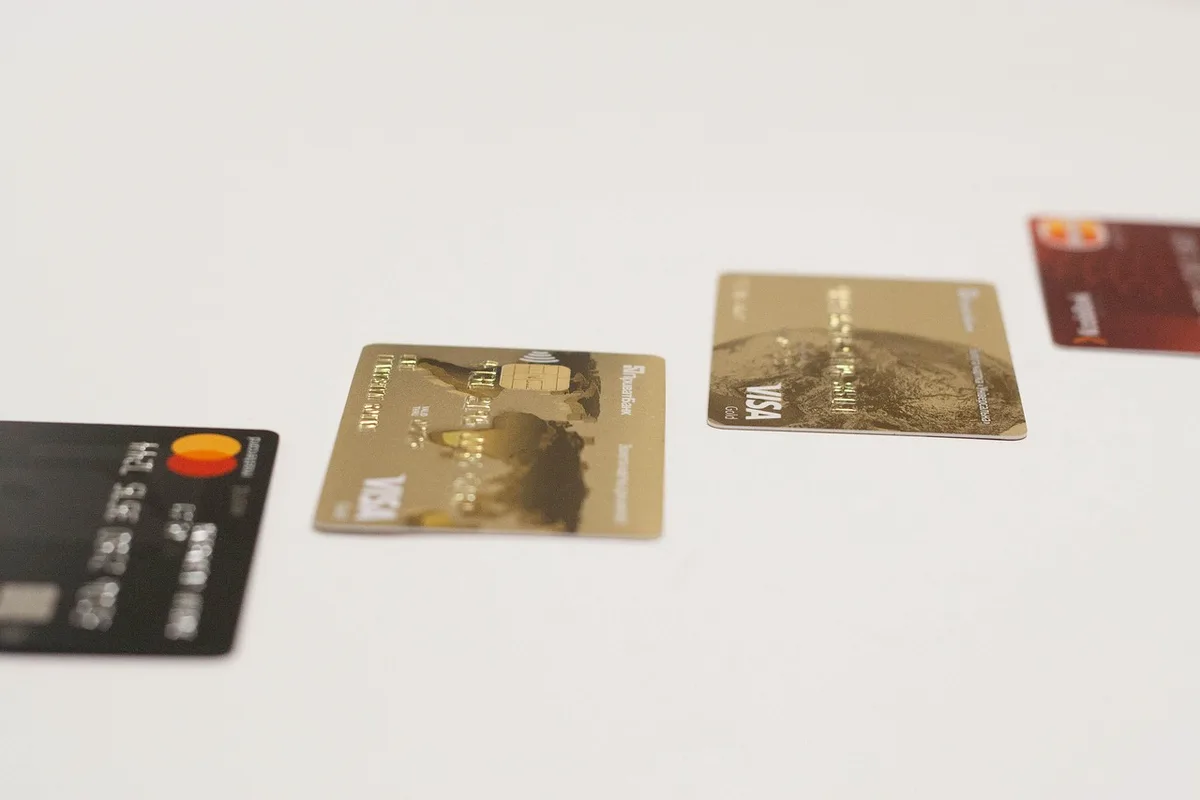 Reçus et feuille de calcul montrant catégories de dépenses et récompenses