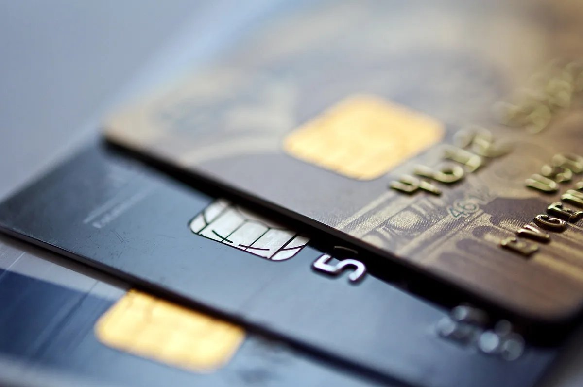 Main tenant une carte près d'un relevé montrant des points de récompense