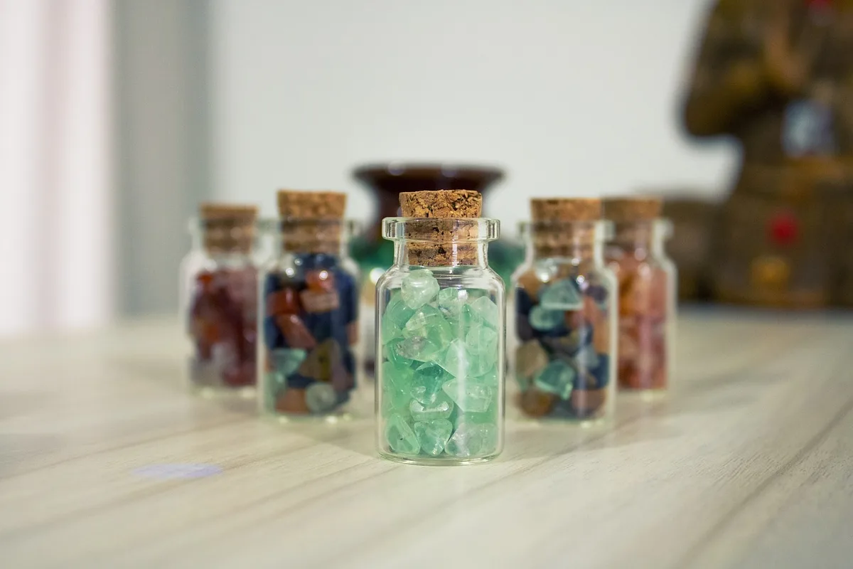 Accessoires de voyage : pèse-bagage, cubes et sangles posés sur une table