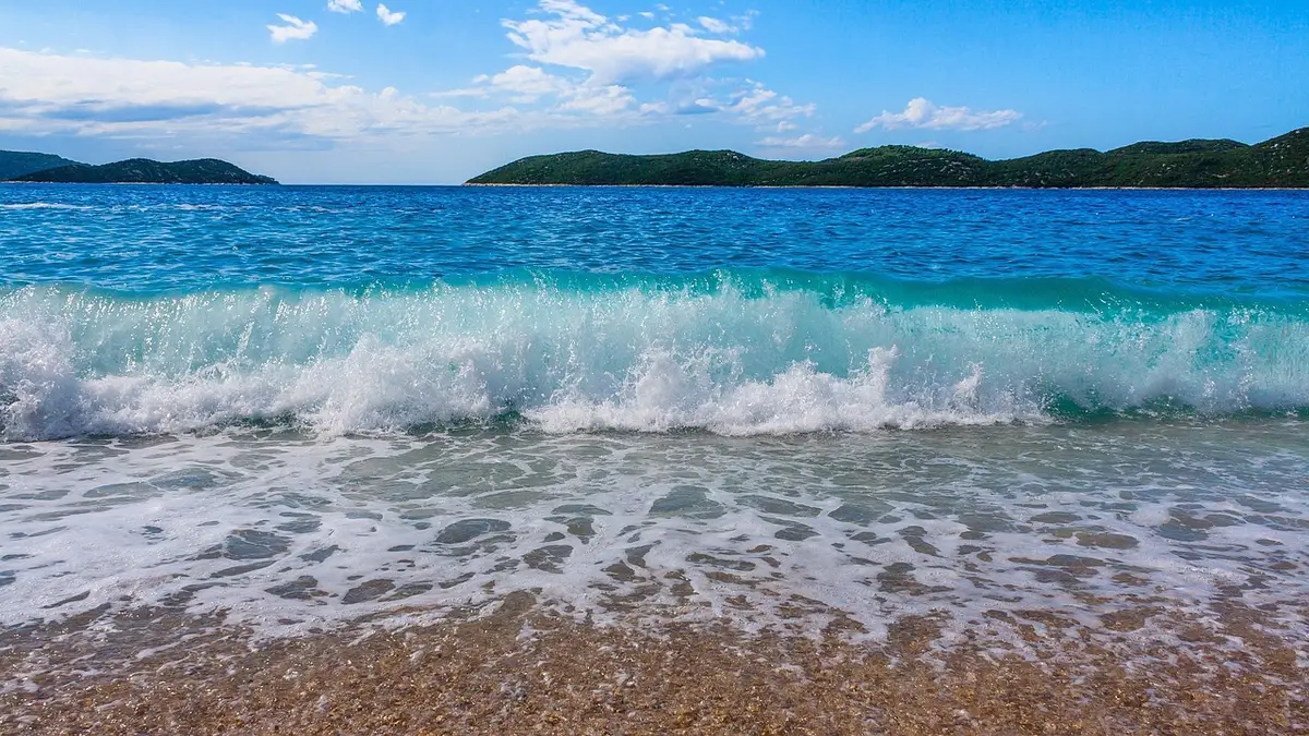 Baie monténégrine avec plage de galets et crique rocheuse