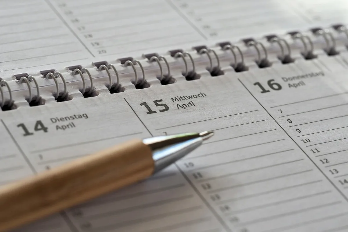 Calendrier avec dates de voyage marquées pour planifier un trajet en train