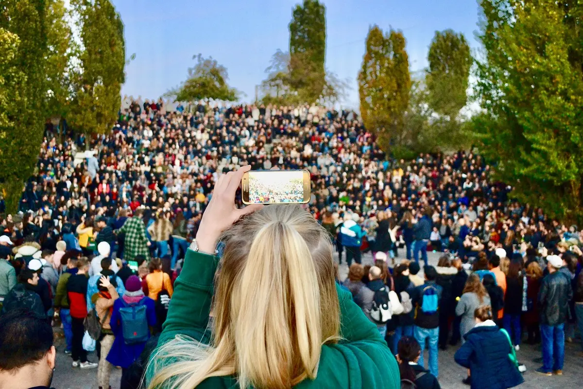 Fan zone extérieure avec écran géant et foule enthousiaste