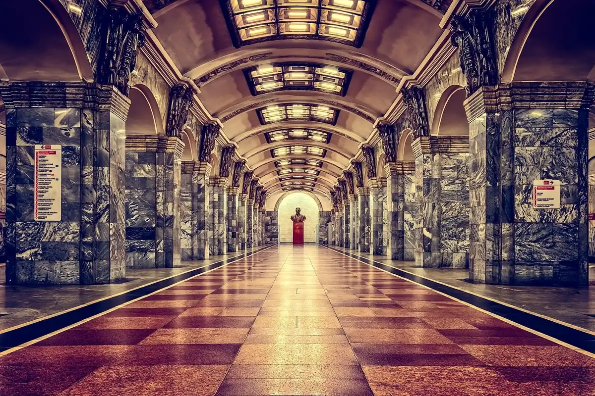 Intérieur coloré d'une station de métro de Naples, escalators et panneaux