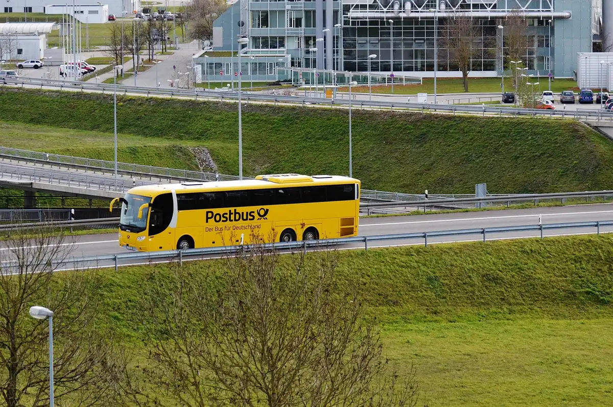 Bus Alibus devant l'aéroport de Naples Capodichino prêt au départ