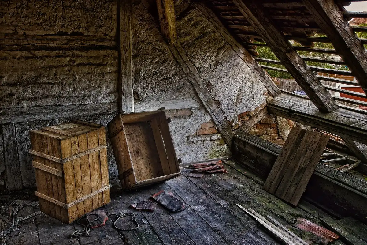 Bâtiments en bois abandonnés et rouillés d'une ville fantôme minière