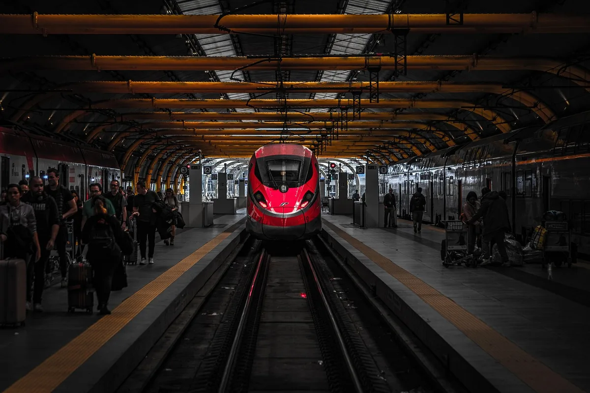 Train régional arrivant à une petite gare près de Barcelone