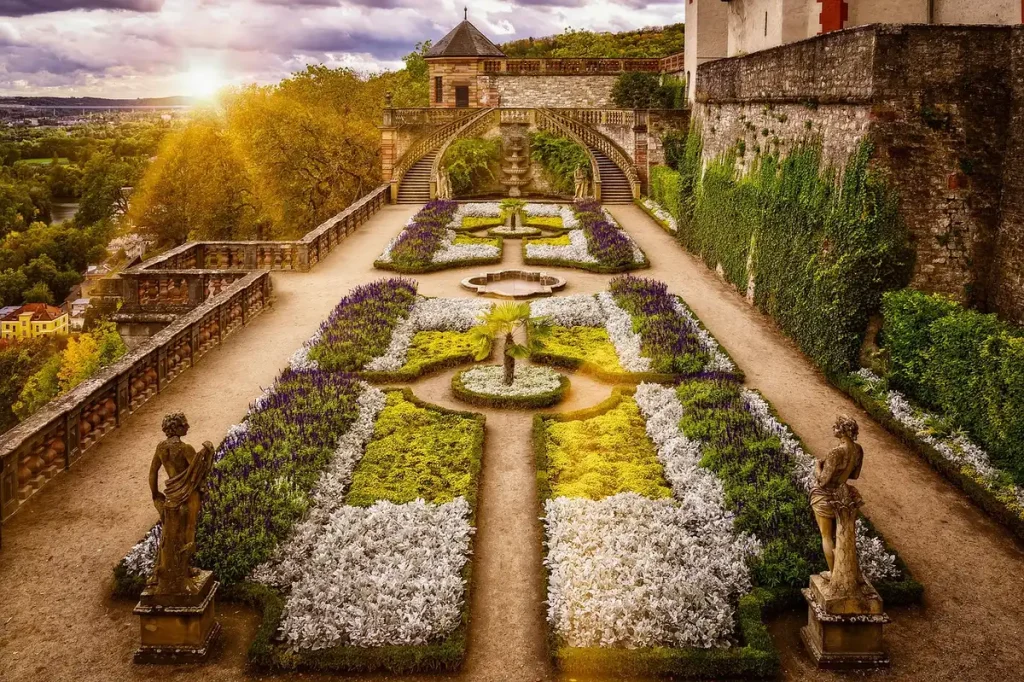 Façade courbe recouverte de mosaïques et terrasses ensoleillées avec visiteurs anonymes