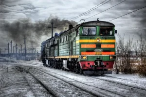 Locomotive à vapeur vintage traversant un canyon rocheux avec des parois de granit escarpées