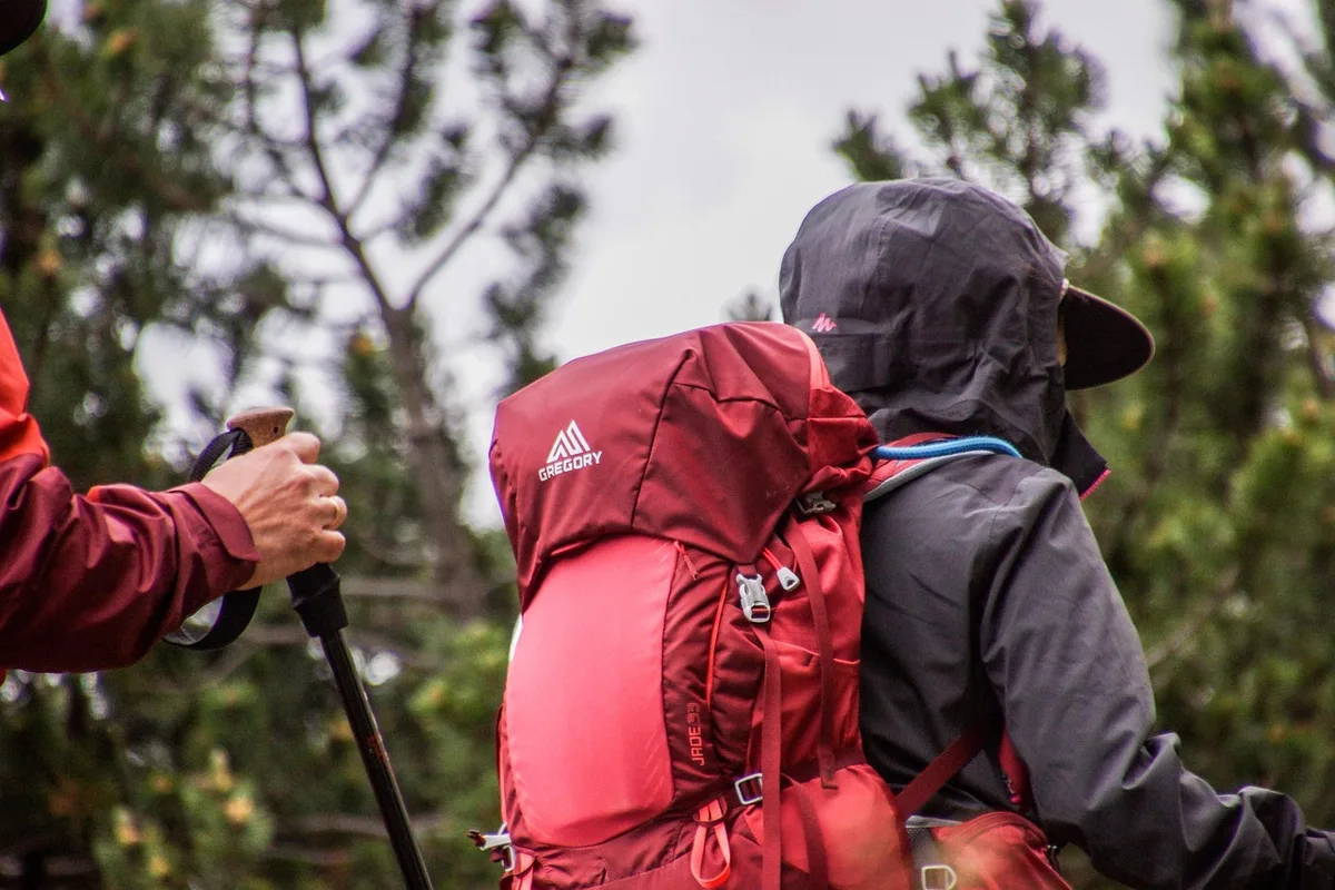 Sac à dos de randonnée avec équipement de trek organisé sur le sol