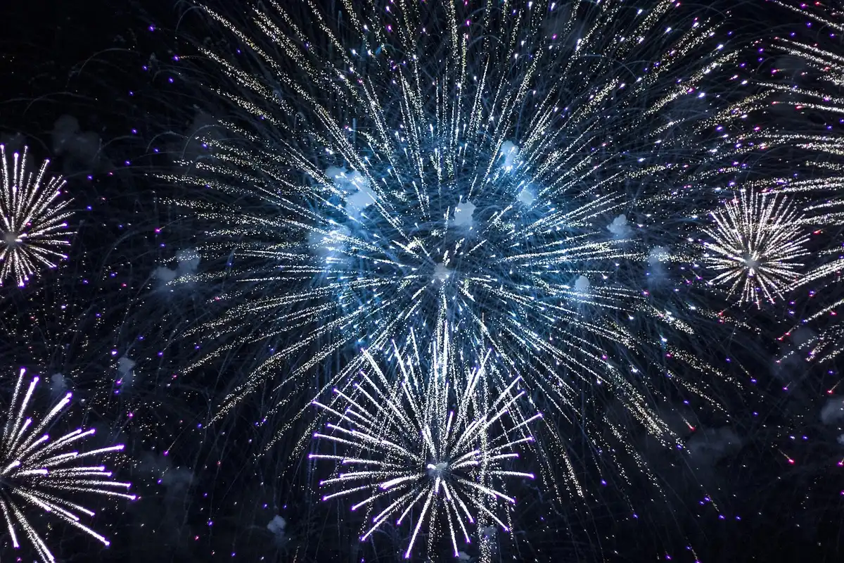 Rues urbaines décorées d'illuminations de fête en journée