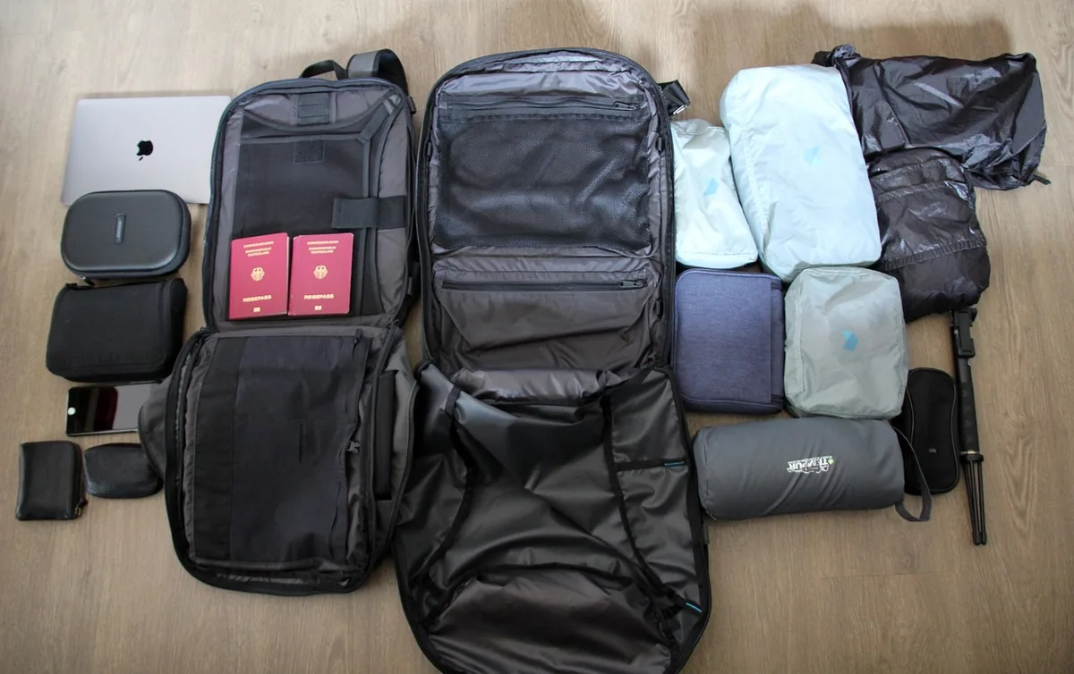 Bagage cabine bien organisé avec documents, liquides en sac transparent et objets séparés