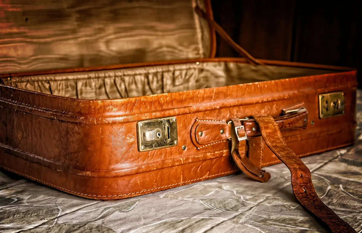 Valise ouverte bien organisée avec vêtements et accessoires rangés