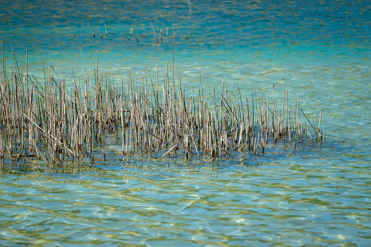 Les lacs turquoise en terrasses des Fann en plein jour
