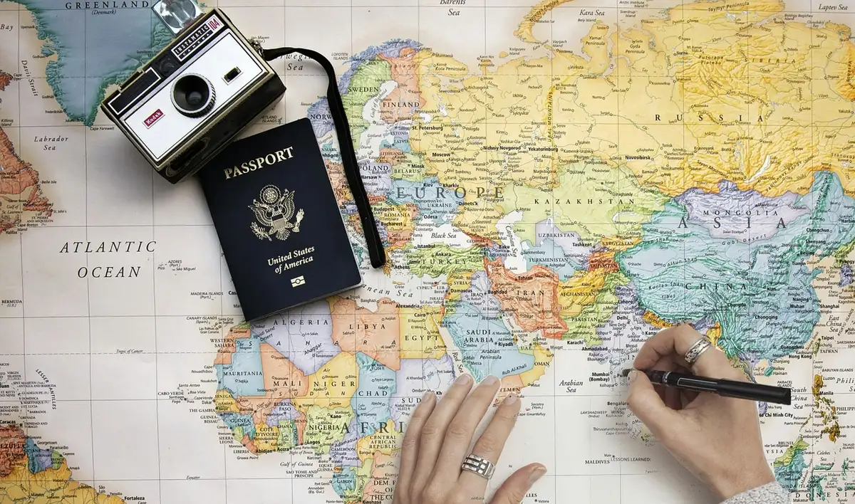 Groupe de voyageurs suivant un guide local lors d'une visite organisée