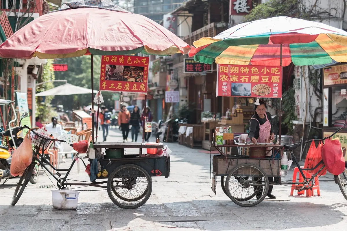 Voyageur en autonomie explorant un marché local authentique