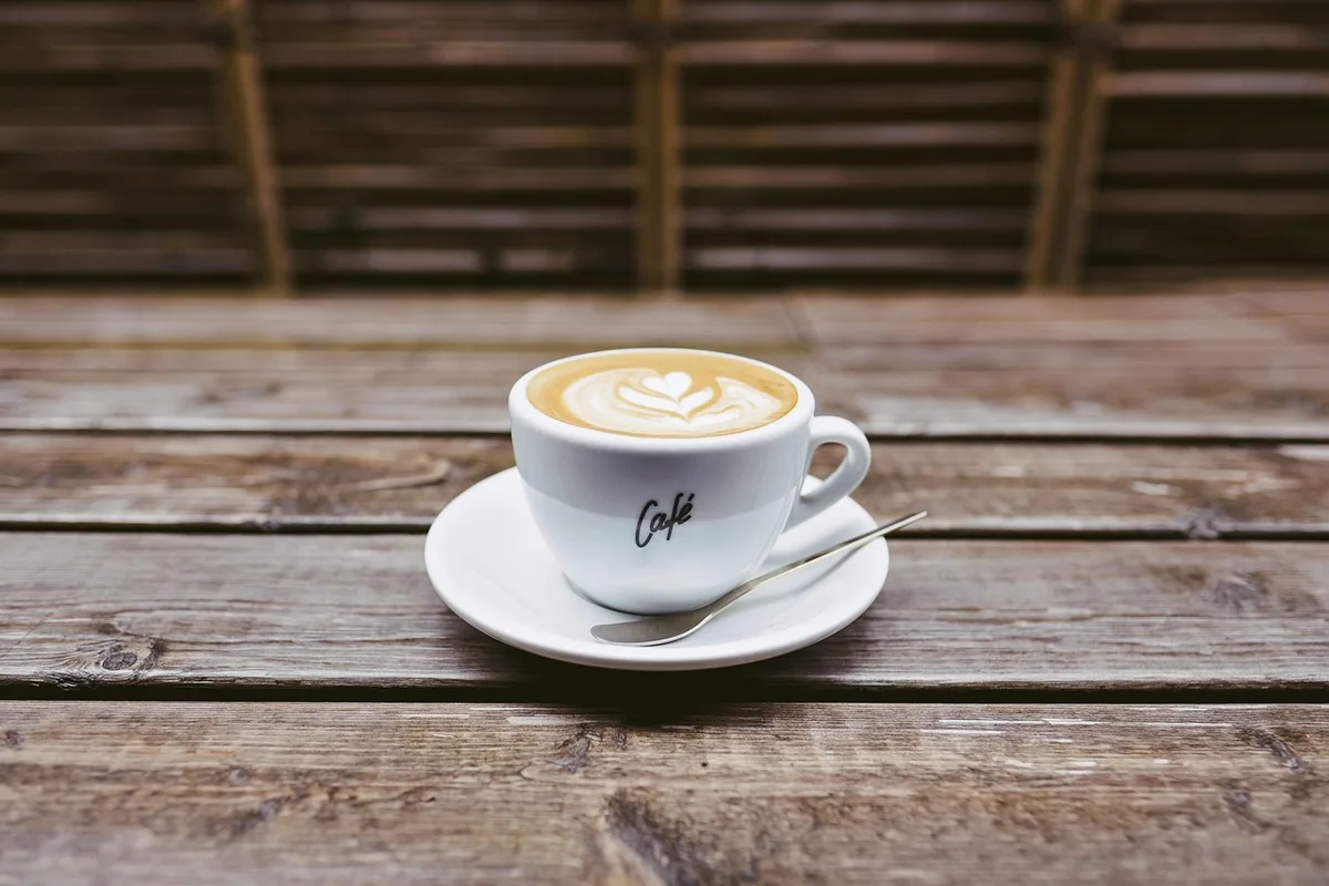Intérieur d'un café de spécialité à San José avec barista et latte art